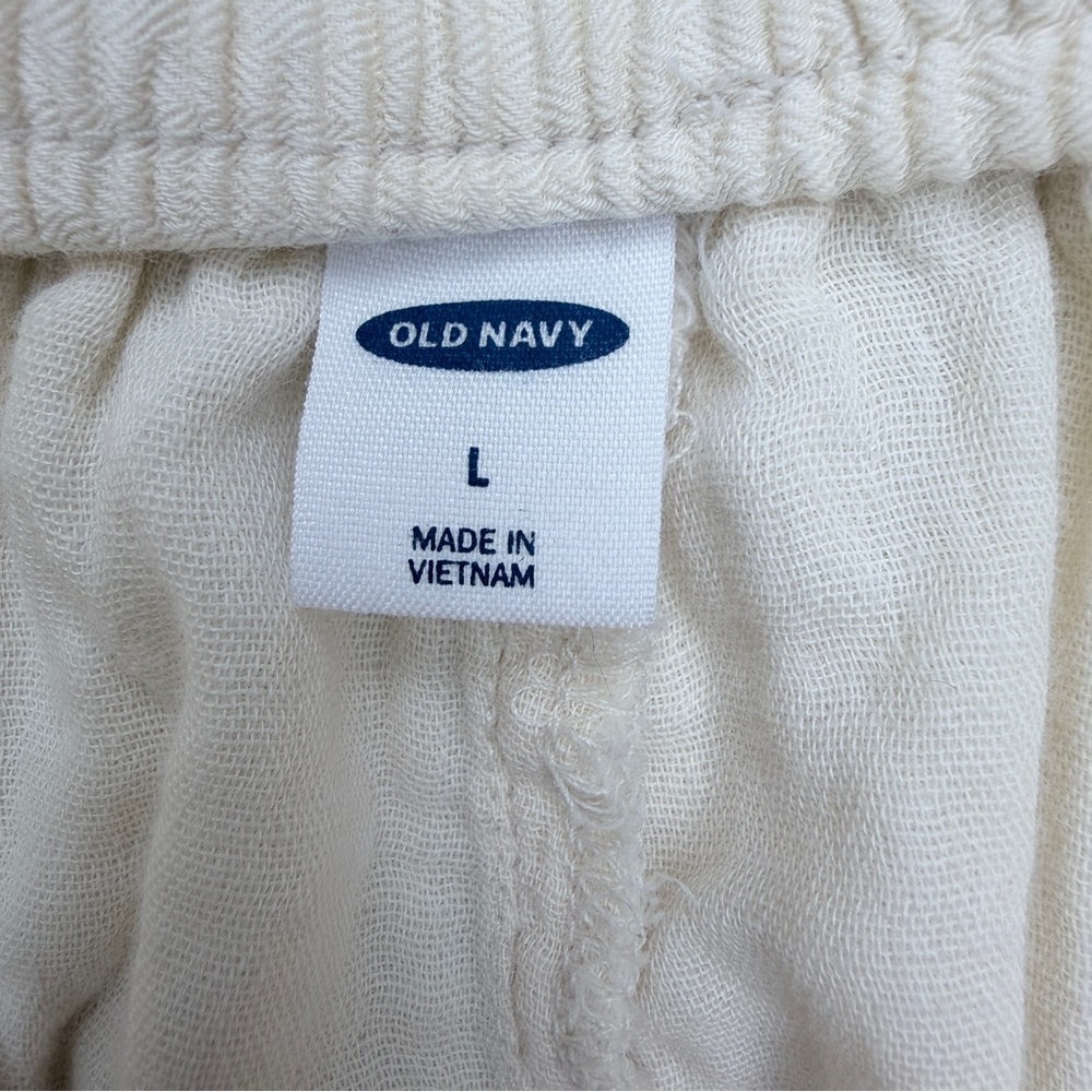 Old Navy Women's Cream Cargo Shorts - Picture 7 of 8